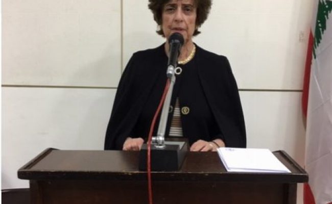 لجنة حقوق المرأة اللبنانية كرمت عزة مروة ومنحتها درعا تسلمتها عائلتها