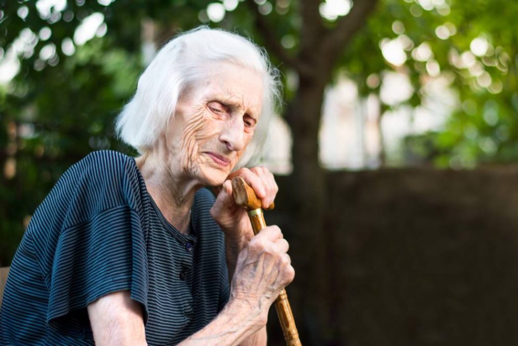 إساءة معاملة المسنين ، هي عنف يجب تسليط الضوء عليه . وحماية الشيخوخة تتطلب الجهود و العقود